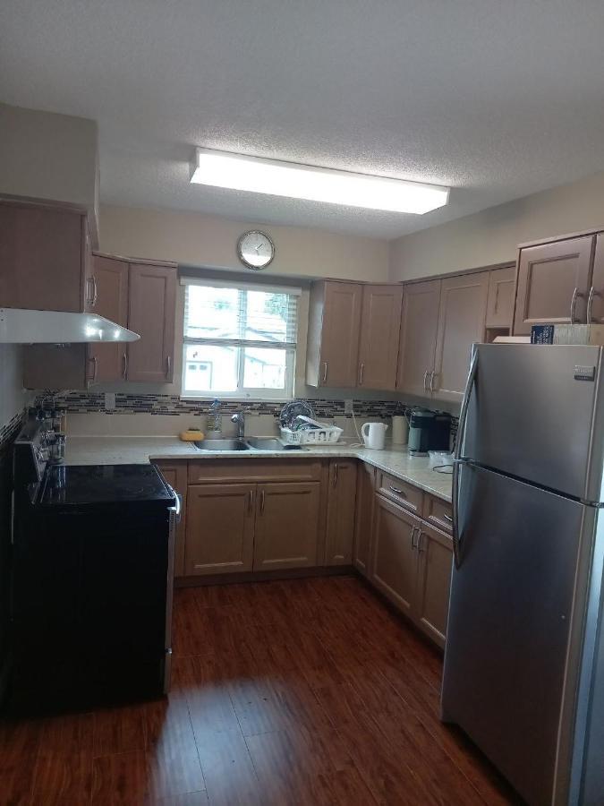 Green&White House Appartement Coquitlam Buitenkant foto